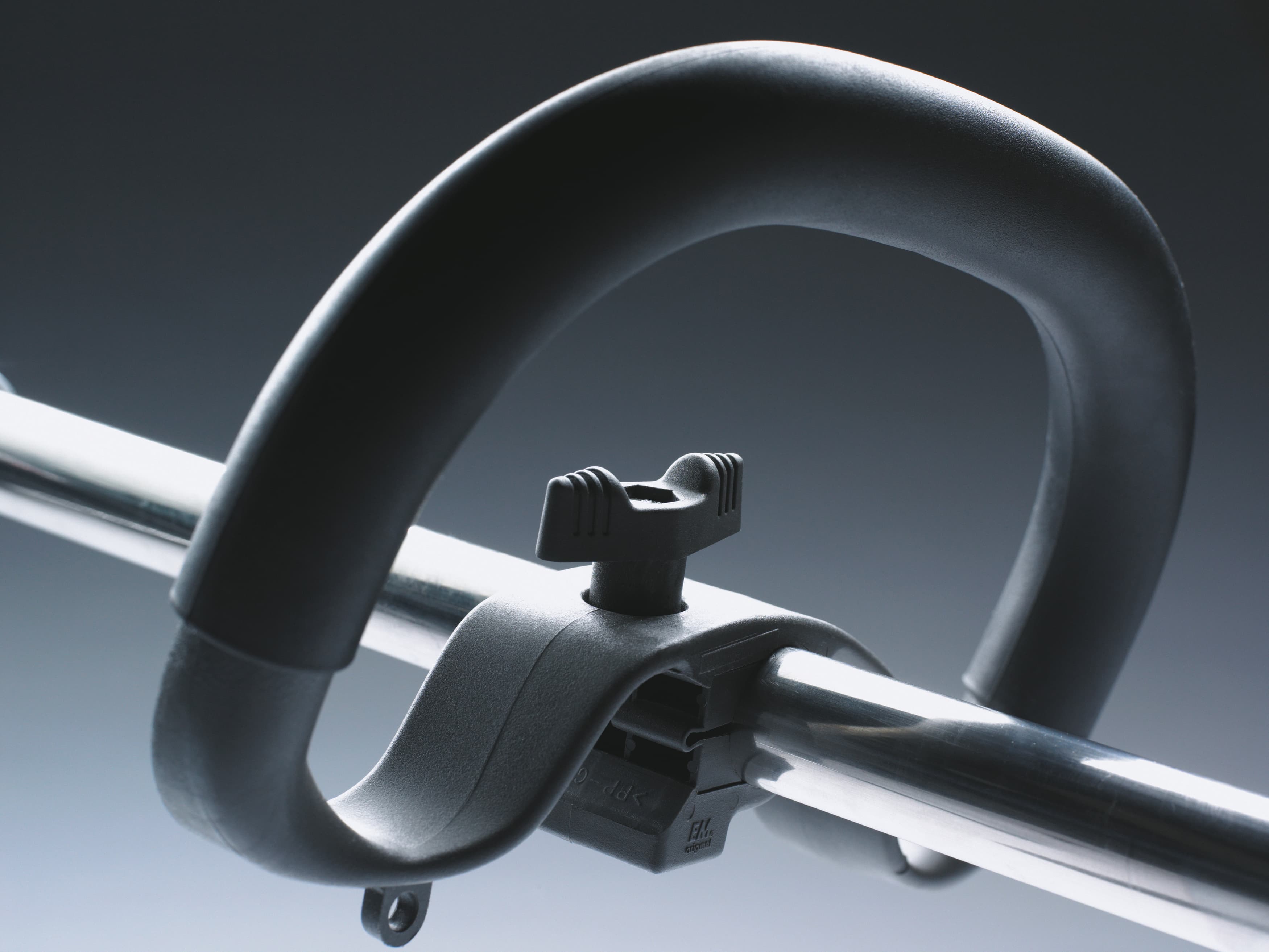 Soft handles for optimum comfort. The handle makes it easy to turn and use at different angles. image